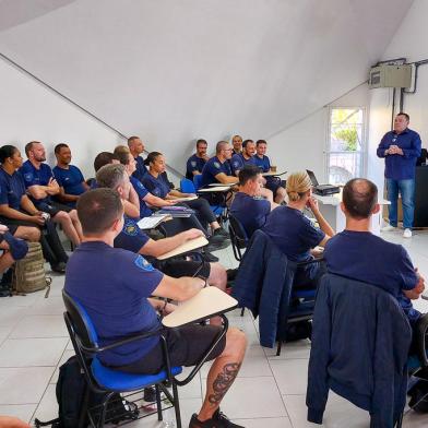 Uma iniciativa das secretarias de Turismo e Segurança Pública e Proteção Social de Caxias do Sul realizou uma capacitação com guardas municipais nesta sexta-feira (23). O objetivo é qualificar os servidores da Guarda para que atuem também como agentes receptivos do turismo no município.<!-- NICAID(15303649) -->