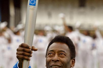 BRAZIL-OLY2004-OLYMPIC TORCH-PELEBrazilian soccer legend Edson Arantes do Nascimento, known as Pele, holds the Olympic Torch 13 June 2004, at the Maracana stadium in Rio de Janeiro, Brazil. The Olympic Torch, travels through 33 cities on 5 continents on its 35 day international route, is in South America for the first time.    AFP PHOTO/Vanderlei ALMEIDA (Photo by VANDERLEI ALMEIDA / AFP)Editoria: SPOLocal: Rio de JaneiroIndexador: VANDERLEI ALMEIDASecao: sports eventFonte: AFPFotógrafo: STF<!-- NICAID(15304071) -->