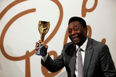 Former Brazilian footballer Pele holds a replica Jules Rimet trophy, a trophy awarded to the winner of the football World Cup, during an media interview at a preview for an auction of his memorabilia in London on June 1, 2016. - The three-time World Cup winner and FIFA Player of the Century is offering to auction his vast memorabilia collection including awards, personal property and iconic items from his entire career. The collection is being offered by Juliens Auction House on June 7, 8, 9 in London. (Photo by ADRIAN DENNIS / AFP)Editoria: HUMLocal: LondonIndexador: ADRIAN DENNISSecao: soccerFonte: AFPFotógrafo: STR<!-- NICAID(15304068) -->