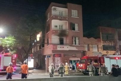 Incêndio atinge apartamento na Azenha<!-- NICAID(15304108) -->