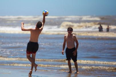 Capão da Canoa, RS, Brasil - Beira da praia pode ser um bom momento para prática de exercícios.<!-- NICAID(15304152) -->