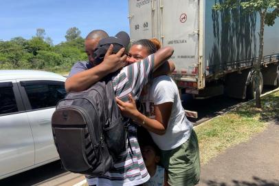 Aos 26 anos, Rodrigo da Silva Mendes tem muita história pra contar. Roteiro que vai do drama à comédia romântica natalina: natural de Canoas, ele deixou a região metropolitana de Porto Alegre em setembro, para tentar a vida em São Paulo. Primeiro foi de ônibus. Encontrou emprego, não se adaptou no trabalho e decidiu mudar de novo. O destino, dessa vez, seria o Rio de Janeiro. Sem dinheiro, iniciou o percurso a pé.<!-- NICAID(15304164) -->