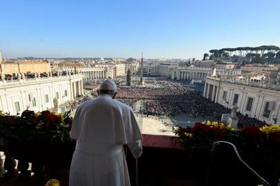 This handout picture taken and released on December 25, 2022 by Vatican Media, shows Pope Francis delivering his Christmas Urbi et Orbi - to the city and the world blessing, as he stands on the balcony overlooking St. Peters Square at The Vatican. - Pope Francis on Sunday appealed for an end to the senseless war in Ukraine, in his traditional Christmas Day message broadcast around the world. (Photo by Handout / VATICAN MEDIA / AFP) / RESTRICTED TO EDITORIAL USE - MANDATORY CREDIT AFP PHOTO / VATICAN MEDIA - NO MARKETING NO ADVERTISING CAMPAIGNS - DISTRIBUTED AS A SERVICE TO CLIENTSEditoria: RELLocal: Vatican CityIndexador: HANDOUTSecao: belief (Faith)Fonte: VATICAN MEDIAFotógrafo: Handout<!-- NICAID(15304234) -->