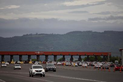 Santo Antônio da Patrulha, RS, Brasil - Movimento no pedagio da Freeway em Santo Antônio da Patrulha. Foto: Jefferson Botega / Agencia RBSAtenção: Carros a direita indo pro litoral, carros à esquerda voltando pra Poa.*Até a CCR foi surpreendida, há mais cancelas abertas pra quem vem pra Poa., causando congestionamento pra quem tá indo pro litoral.Indexador: Jeff Botega<!-- NICAID(15304413) -->