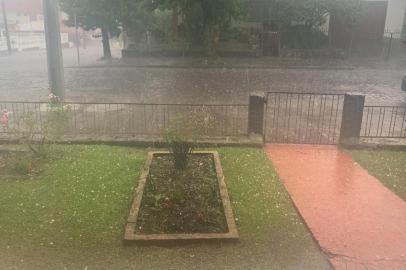 Moradores de São Francisco de Paula registraram queda de granizo e rajadas de vento na tarde deste domingo (25). De acordo com o Corpo de Bombeiros do município, as pedras danificaram telhados de algumas casas e deixaram três árvores caídas no município.<!-- NICAID(15304422) -->