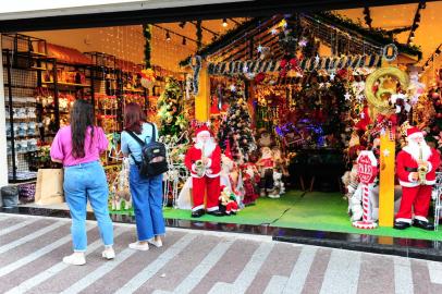 CAXIAS DO SUL, RS, BRASIL, 13/12/2022. Comércio em Caxias e Bento terá horário ampliado para vendas de Natal. Expectativa dos lojistas é de que comercialização de presentes seja maior do que no ano passado. O Sindilojas recomenda a abertura até as 19h, no sábado (17), e das 14h às 20h, no domingo (18), no comércio de rua. (Porthus Junior/Agência RBS)<!-- NICAID(15294580) -->