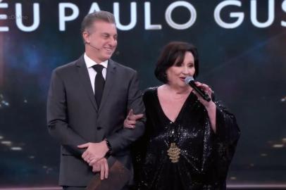 Luciano Huck com a mãe de Paulo Gustavo, Déa Lúcia, no palco do Domingão durante a premiação Melhores do Ano. Ela contou que teve um namorico com o tio de Murilo Benício.<!-- NICAID(15304709) -->