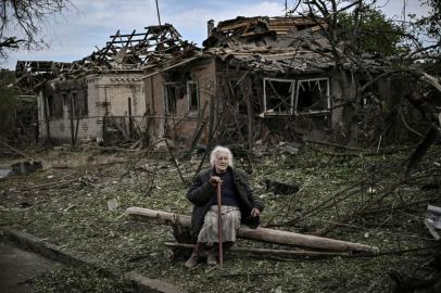 -- AFP PICTURES OF THE YEAR 2022 --An eldery woman sits in front of destroyed houses after a missile strike, which killed an old woman, in the city of Druzhkivka (also written Druzhkovka) in the eastern Ukrainian region of Donbas on June 5, 2022. (Photo by ARIS MESSINIS / AFP) / AFP PICTURES OF THE YEAR 2022Editoria: WARLocal: DruzhkovkaIndexador: ARIS MESSINISSecao: conflict (general)Fonte: AFPFotógrafo: STF<!-- NICAID(15290158) -->