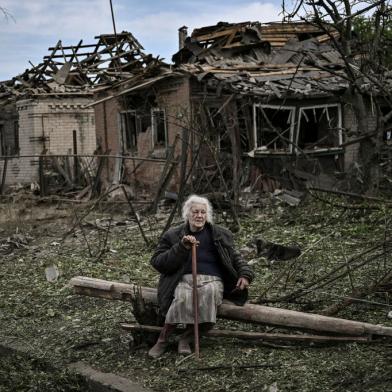 -- AFP PICTURES OF THE YEAR 2022 --An eldery woman sits in front of destroyed houses after a missile strike, which killed an old woman, in the city of Druzhkivka (also written Druzhkovka) in the eastern Ukrainian region of Donbas on June 5, 2022. (Photo by ARIS MESSINIS / AFP) / AFP PICTURES OF THE YEAR 2022Editoria: WARLocal: DruzhkovkaIndexador: ARIS MESSINISSecao: conflict (general)Fonte: AFPFotógrafo: STF<!-- NICAID(15290158) -->