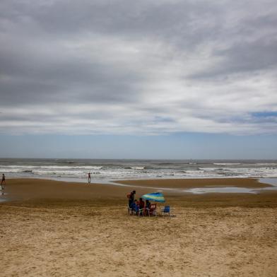 TRAMANDAI, RS, BRASIL - 2022.12.26 - Com dia nublado e mar invadindo a areia, ambulantes vendem roupas no calcadao de Tramandai. A maioria e de Mineiros, que viajam ate RS para trabalhar no verao. (Foto: Andre/ Avila/ Agencia RBS)<!-- NICAID(15304814) -->