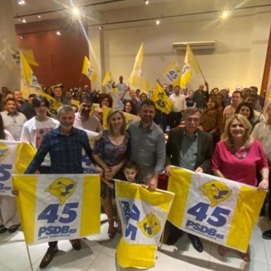 *A PEDIDO DE CIRO FABRES* PSDB de Caxias do Sul reuniu cerca de 70 filiados na noite de ontem, dia 22, em um jantar de confraternização que se tornou um ato de reforço da unidade partidária e de empenho pela administração do prefeito Adiló Didomênico, filiado ao partido - Foto: Luísa Padilha/Divulgação<!-- NICAID(15304882) -->