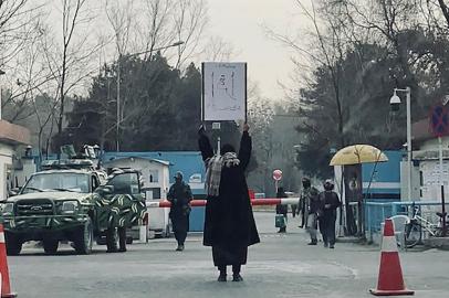 This picture taken on December 25, 2022 shows student Marwa protesting alone against the ban on womens higher education, outside the Kabul University as members of Taliban stand guard in Kabul. - An 18-year-old Afghan student endured Taliban taunts and insults at the weekend as she staged a solo protest against the ban on women attending university. For the first time in my life, I felt so proud, strong and powerful because I was standing against them and demanding a right that God has given us, Marwa told AFP, asking not to be further identified. (Photo by AFP)Editoria: SOILocal: KabulIndexador: -Secao: justice and rightsFonte: AFPFotógrafo: STR<!-- NICAID(15305447) -->