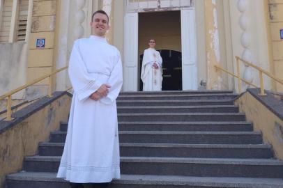 RS tem cada vez menos padres. Nas fotos: de óculos, padre Junior Lago, responsável pela animação vocacional na Região Central. De branco e sem óculos, o seminarista Gustavo de Vargas Marconato<!-- NICAID(15305623) -->