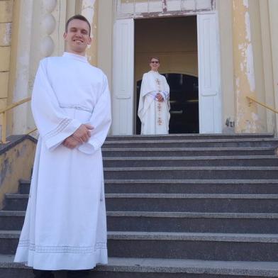 RS tem cada vez menos padres. Nas fotos: de óculos, padre Junior Lago, responsável pela animação vocacional na Região Central. De branco e sem óculos, o seminarista Gustavo de Vargas Marconato<!-- NICAID(15305623) -->