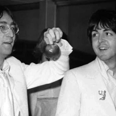 John Lennon (esquerda) e Paul McCartaney (direita) fizeram parte do grupo musical Beatles.<!-- NICAID(15168824) -->