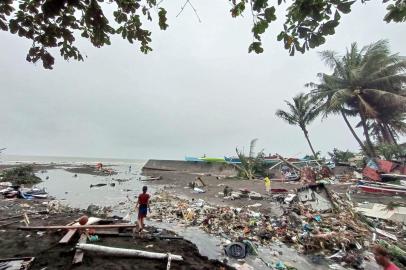 This handout photo courtesy of Angelica Villarta taken on December 27, 2022 and received on December 28 shows residents surveying damage caused by heavy rain and floods in Oroquieta City, Misamis Occidental. - The death toll from floods in the Philippines has risen to 25, officials said on December 28, with storms expected to dump more rain over the hardest-hit southern and central regions. (Photo by Handout / Angelica Villarta / AFP) / RESTRICTED TO EDITORIAL USE - MANDATORY CREDIT AFP PHOTO / COURTESY OF ANGELICA VILLARTA - NO MARKETING NO ADVERTISING CAMPAIGNS - DISTRIBUTED AS A SERVICE TO CLIENTS<!-- NICAID(15306388) -->