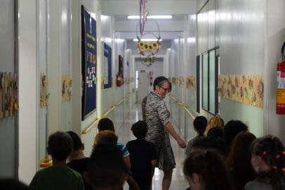 CAXIAS DO SUL, RS, BRASIL, 06/12/2022. Na terceira reportagem da série Educação em Pauta o tema é a inclusão e acessibilidade nas escolas. Fomos até a Escola Municipal de Ensino Fundamental (EMEF) Catulo da Paixão Cearense, no bairro Panazzolo em Caxias do Sul. O prédio da escola foi pensado para receber alunos cegos ou com baixa visão. Ao longo dos anos mais adaptações foram feitas como um banheiro adaptado, corrimão nos corredores e rampas para crianças com necessidades especiais. Hoje há 17 alunos com necessidades especiais na escola, e alguns deles, contam com cuidadores ou monitores no dia a dia. Na escola há frases nos murais e na parede para exaltar que todos somos diferentes, e únicos. (Bruno Todeschini/Agência RBS)Indexador: Bruno TodeschiniFotógrafo: RepÃ³rter FotogrÃ¡fico<!-- NICAID(15306331) -->