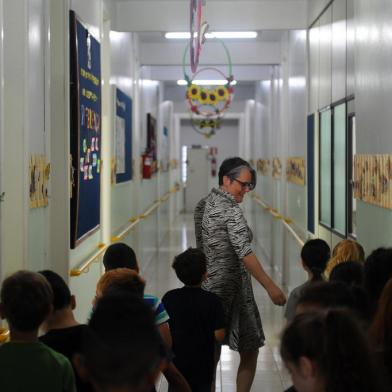 CAXIAS DO SUL, RS, BRASIL, 06/12/2022. Na terceira reportagem da série Educação em Pauta o tema é a inclusão e acessibilidade nas escolas. Fomos até a Escola Municipal de Ensino Fundamental (EMEF) Catulo da Paixão Cearense, no bairro Panazzolo em Caxias do Sul. O prédio da escola foi pensado para receber alunos cegos ou com baixa visão. Ao longo dos anos mais adaptações foram feitas como um banheiro adaptado, corrimão nos corredores e rampas para crianças com necessidades especiais. Hoje há 17 alunos com necessidades especiais na escola, e alguns deles, contam com cuidadores ou monitores no dia a dia. Na escola há frases nos murais e na parede para exaltar que todos somos diferentes, e únicos. (Bruno Todeschini/Agência RBS)Indexador: Bruno TodeschiniFotógrafo: RepÃ³rter FotogrÃ¡fico<!-- NICAID(15306331) -->