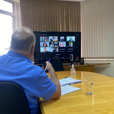 Audiência de mediação trabalhista no TRT 4. Merendeiras que atuam em escolas da rede estadual alegam que não receberam parte do salário de novembro, incluindo vale-transporte e vale-alimentação. caso envolve a empresa Benetton e a Secretaria Estadual da Educação (Seduc). <!-- NICAID(15306826) -->