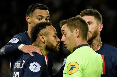 Paris Saint-Germains Brazilian forward Neymar (L) reacts after receiving a red card from French referee Clement Turpin during the French L1 football match between Paris Saint-Germain FC and RC Strasbourg Alsace at The Parc des Princes stadium in Paris on December 28, 2022. (Photo by JULIEN DE ROSA / AFP)Editoria: SPOLocal: ParisIndexador: JULIEN DE ROSASecao: soccerFonte: AFPFotógrafo: STR<!-- NICAID(15307126) -->