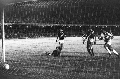 Milésimo gol de PeléBrasil, Rio de Janeiro, RJ, 19/11/1969. Pelé (dir.) marca seu milésimo gol cobrando pênalti na partida entre Vasco da Gama e Santos, realizada no Maracanã. Andrada (deitado à esquerda) fica indignado por não conseguir pegar a cobrança. - Crédito:ARQUIVO/ESTADÃO CONTEÚDO/AE/Codigo imagem:13857Editoria: ESPLocal: RIO DE JANEIROIndexador: ARQUIVOFonte: AGE-ESTADÃO CONTEÚDOFotógrafo: AGE<!-- NICAID(15307218) -->