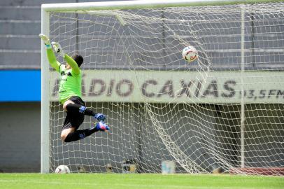 CAXIAS DO SUL, RS, BRASIL, 29/12/2022. O SER Caxias recebe o Esportivo, de Bento Gonçalves, em jogo treino no Estádio Centenário. (Bruno Todeschini/Agência RBS)Indexador: BTK<!-- NICAID(15307479) -->