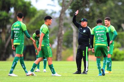 CAXIAS DO SUL, RS, BRASIL, 27/12/2022. Treino do Juventude no Centro de Formação de Atletas e Cidadãos (CFAC). O Juventude se prepara para a estreia do Campeonato Gaúcho 2023. Na foto, técnico Celso Roth. (Porthus Junior/Agência RBS)<!-- NICAID(15306041) -->