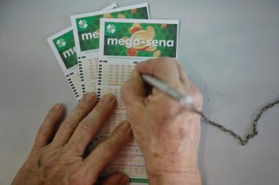 Porto Alegre, RS, Brasil, 29-12-2022: Movimento de apostas em lotérica no bairro Cidade Baixa. Últimos dias para apostar na Mega da Virada. Foto: Mateus Bruxel/ Agência RBSIndexador: Mateus Bruxel<!-- NICAID(15307662) -->