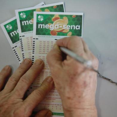 Porto Alegre, RS, Brasil, 29-12-2022: Movimento de apostas em lotérica no bairro Cidade Baixa. Últimos dias para apostar na Mega da Virada. Foto: Mateus Bruxel/ Agência RBSIndexador: Mateus Bruxel<!-- NICAID(15307662) -->