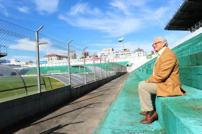 CAXIAS DO SUL, RS, BRASIL, 27/06/2016. Francisco Michielin, escritor irá lançar livro sobre o centenário do Juventude - Juventude, paixão e glória: 100 anos de orgulho na Serra. (Porthus Junior/Pioneiro)<!-- NICAID(12283625) -->