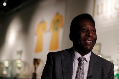 Former Brazilian footballer Pele talks during an media interview at a preview for an auction of his memorabilia in London on June 1, 2016. - The three-time World Cup winner and FIFA Player of the Century is offering to auction his vast memorabilia collection including awards, personal property and iconic items from his entire career. The collection is being offered by Juliens Auction House on June 7, 8, 9 in London. (Photo by ADRIAN DENNIS / AFP)Editoria: HUMLocal: LondonIndexador: ADRIAN DENNISSecao: soccerFonte: AFPFotógrafo: STR<!-- NICAID(15304067) -->