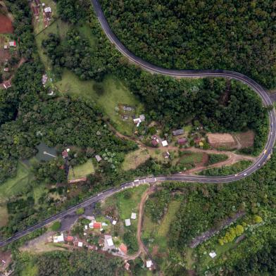 FARROUPILHA, RS, BRASIL, 05/04/2022 - Rodovias da Serra que serão concedidas. Na imagem RS 122, km 47, conhecida como a Curva da Morte.  Foto: Jefferson Botega / Agencia RBS<!-- NICAID(15060966) -->