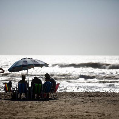 Começo desta última sexta-feira de 2022 em Tramandaí. Sol forte e mar chocolatão. Foto: André Ávila<!-- NICAID(15308274) -->