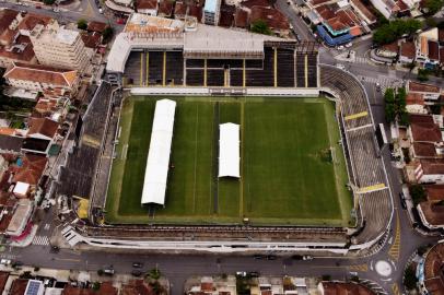 Aerial view of the Vila Belmiro stadium, the home of Santos football team, in Santos, Brazil, on December 27, 2022. - Family members spent Christmas on Sunday with Pele at the Sao Paulo hospital where the legendary footballer is battling worsening cancer as well as kidney and heart problems, according to social media posts by his children. Fans of the player, considered by many the greatest of all time, have been expressing hope for his recovery since he was hospitalized in late November. (Photo by CARLOS FABAL / AFP)Editoria: SPOLocal: SantosIndexador: CARLOS FABALSecao: soccerFonte: AFPFotógrafo: STR<!-- NICAID(15307842) -->