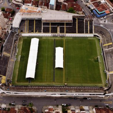 Aerial view of the Vila Belmiro stadium, the home of Santos football team, in Santos, Brazil, on December 27, 2022. - Family members spent Christmas on Sunday with Pele at the Sao Paulo hospital where the legendary footballer is battling worsening cancer as well as kidney and heart problems, according to social media posts by his children. Fans of the player, considered by many the greatest of all time, have been expressing hope for his recovery since he was hospitalized in late November. (Photo by CARLOS FABAL / AFP)Editoria: SPOLocal: SantosIndexador: CARLOS FABALSecao: soccerFonte: AFPFotógrafo: STR<!-- NICAID(15307842) -->