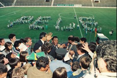 CAXIAS DO SUL, RS, BRASIL, 16/07/1995. Foto de arquivo PASTA 11861. Visita do ministro extraordinário dos Esportes, Edson Arantes do Nascimento, o Pelé. O ex-jogador visitou a cidade em busca de apoio para incentivar e massificar o esporte. O ministro também esteve na Casa da Cultura e nos estádios Centenário (do Caxias) e Alfredo Jaconi (Juvetndue). (Gilmar Gomes/Pioneiro)<!-- NICAID(11020095) -->