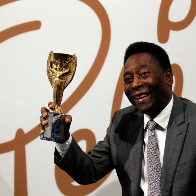 Former Brazilian footballer Pele holds a replica Jules Rimet trophy, a trophy awarded to the winner of the football World Cup, during an media interview at a preview for an auction of his memorabilia in London on June 1, 2016. - The three-time World Cup winner and FIFA Player of the Century is offering to auction his vast memorabilia collection including awards, personal property and iconic items from his entire career. The collection is being offered by Juliens Auction House on June 7, 8, 9 in London. (Photo by ADRIAN DENNIS / AFP)Editoria: HUMLocal: LondonIndexador: ADRIAN DENNISSecao: soccerFonte: AFPFotógrafo: STR<!-- NICAID(15304068) -->