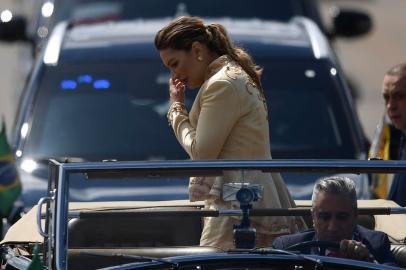 The wife of Brazils President-elect Luiz Inacio Lula da Silva, Rosangela da Silva, gestures on the Rolls-Royce that will take them to the National Congress for their inauguration ceremony, in Brasilia, on January 1, 2023. - Lula da Silva, a 77-year-old leftist who already served as president of Brazil from 2003 to 2010, takes office for the third time with a grand inauguration in Brasilia. (Photo by CARL DE SOUZA / AFP)Editoria: POLLocal: BrasíliaIndexador: CARL DE SOUZASecao: governmentFonte: AFPFotógrafo: STF<!-- NICAID(15309354) -->