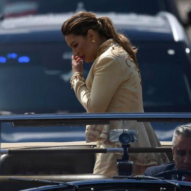 The wife of Brazils President-elect Luiz Inacio Lula da Silva, Rosangela da Silva, gestures on the Rolls-Royce that will take them to the National Congress for their inauguration ceremony, in Brasilia, on January 1, 2023. - Lula da Silva, a 77-year-old leftist who already served as president of Brazil from 2003 to 2010, takes office for the third time with a grand inauguration in Brasilia. (Photo by CARL DE SOUZA / AFP)Editoria: POLLocal: BrasíliaIndexador: CARL DE SOUZASecao: governmentFonte: AFPFotógrafo: STF<!-- NICAID(15309354) -->