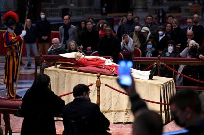 Corpo de Bento XVI sendo velado na Catedral de São Pedro, no Vaticano (Photo by Andreas SOLARO / AFP)<!-- NICAID(15309801) -->