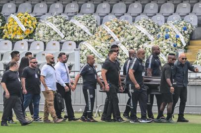 People transport the coffin of Brazilian football legend Pele into the Urbano Caldeira stadium in Santos, Sao Paulo, Brazil on January 2, 2023. - Brazilians bid a final farewell this week to football giant Pele, starting Monday with a 24-hour public wake at the stadium of his long-time team, Santos. (Photo by NELSON ALMEIDA / AFP)Editoria: SOILocal: SantosIndexador: NELSON ALMEIDASecao: soccerFonte: AFPFotógrafo: STF<!-- NICAID(15309817) -->