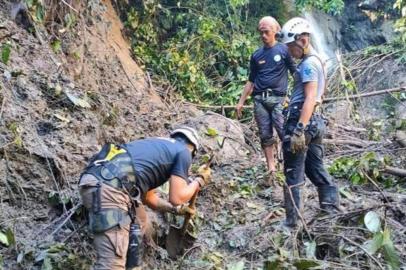 In this handout photo from Mati City Disaster Risk Reduction Management Office taken on December 29, 2022, shows rescuers searching for missing people following a landslide in Mati City, Davao Oriental. - One person died and three others are missing in the southern Philippines after being hit by a landslide, police said, taking the nationwide death toll from recent rain to at least 33. (Photo by Handout / Mati City Disaster Risk Reduction Management Office / AFP) / -----EDITORS NOTE --- RESTRICTED TO EDITORIAL USE - MANDATORY CREDIT AFP PHOTO / Mati City Disaster Risk Reduction Management Office (CDRRMO) - NO MARKETING - NO ADVERTISING CAMPAIGNS - DISTRIBUTED AS A SERVICE TO CLIENTS<!-- NICAID(15309884) -->