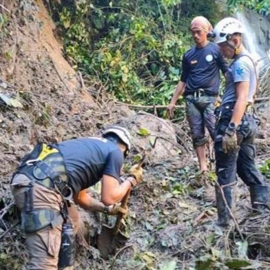 In this handout photo from Mati City Disaster Risk Reduction Management Office taken on December 29, 2022, shows rescuers searching for missing people following a landslide in Mati City, Davao Oriental. - One person died and three others are missing in the southern Philippines after being hit by a landslide, police said, taking the nationwide death toll from recent rain to at least 33. (Photo by Handout / Mati City Disaster Risk Reduction Management Office / AFP) / -----EDITORS NOTE --- RESTRICTED TO EDITORIAL USE - MANDATORY CREDIT AFP PHOTO / Mati City Disaster Risk Reduction Management Office (CDRRMO) - NO MARKETING - NO ADVERTISING CAMPAIGNS - DISTRIBUTED AS A SERVICE TO CLIENTS<!-- NICAID(15309884) -->