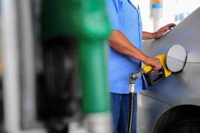 CAXIAS DO SUL, RS, BRASIL, 02/01/2022. A reportagem percorreu alguns postos de Caxias do Sul para conferir o preço da gasolina na manhã desta segunda (02). (Bruno Todeschini/Agência RBS)Indexador: BTK<!-- NICAID(15309955) -->