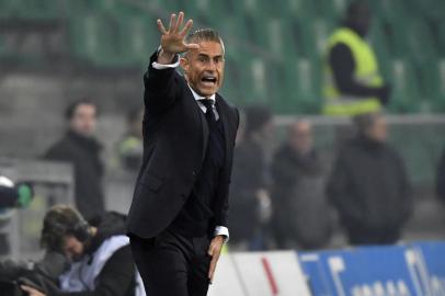 Lyons Brazilian coach Sylvinho gestures during the French L1 football match between AS Saint-Etienne and Olympique Lyonnais at the Geoffroy Guichard Stadium in Saint-Etienne, central France on October 6, 2019. (Photo by PHILIPPE DESMAZES / AFP)Editoria: SPOLocal: Saint-ÉtienneIndexador: PHILIPPE DESMAZESSecao: soccerFonte: AFPFotógrafo: STF<!-- NICAID(14280252) -->