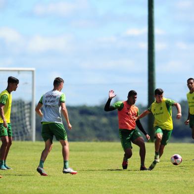 CAXIAS DO SUL, RS, BRASIL, 22/12/2022. Treino da equipe sub-20 do Juventude, que vai disputar a Copa SP, no Centro de Treinamentos. (Bruno Todeschini/Agência RBS)Indexador: BTK<!-- NICAID(15302582) -->