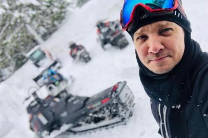 Jeremy Renner está internado em estado grave, mas estável, após um acidente com uma máquina de remover neve<!-- NICAID(15310343) -->