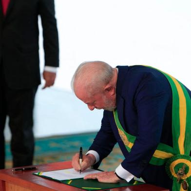 Brazils new President Luiz Inacio Lula da Silva repeals laws passed by former president Jair Bolsonaro at Planalto Palace after his inauguration ceremony at the National Congress in Brasilia on January 1, 2023. - Lula da Silva, a 77-year-old leftist who already served as president of Brazil from 2003 to 2010, takes office for the third time with a grand inauguration in Brasilia. (Photo by Sergio Lima / AFP)<!-- NICAID(15310042) -->