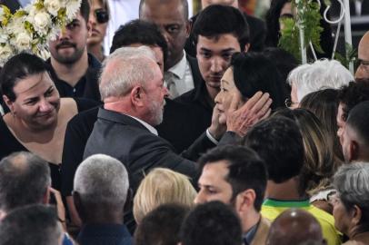 Brazils President Luiz Inacio Lula da Silva (L) greets the wife of Brazilian football legend Pele, Marcia Aoki (R), during his wake at the Urbano Caldeira stadium in Santos, Sao Paulo state, Brazil on January 3, 2023. - Brazilian President Luiz Inacio Lula da Silva paid his last respects Tuesday to football legend Pele, attending his wake in the southeastern city of Santos, where the icon first dazzled the world with his talent. (Photo by NELSON ALMEIDA / AFP)Editoria: SOILocal: SantosIndexador: NELSON ALMEIDASecao: soccerFonte: AFPFotógrafo: STF<!-- NICAID(15310831) -->