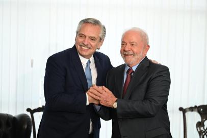 Brazils President Luiz Inacio Lula da Silva (R) poses for a picture with Argentinas President Alberto Fernandez (L) during a bilateral meeting in Brasilia on January 2, 2023. - Luiz Inacio Lula da Silva took office on January 1, 2023 for a third term as Brazils president, vowing to fight for the poor and the environment and rebuild the country after far-right leader Jair Bolsonaros divisive administration. (Photo by EVARISTO SA / AFP)Editoria: POLLocal: BrasíliaIndexador: EVARISTO SASecao: politics (general)Fonte: AFPFotógrafo: STF<!-- NICAID(15310464) -->